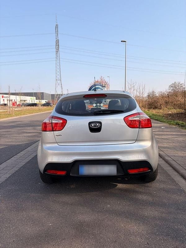 Second-hand Kia Rio Edition 7 86 CP (63 kW) 2012 Argintiu Berlinǎ