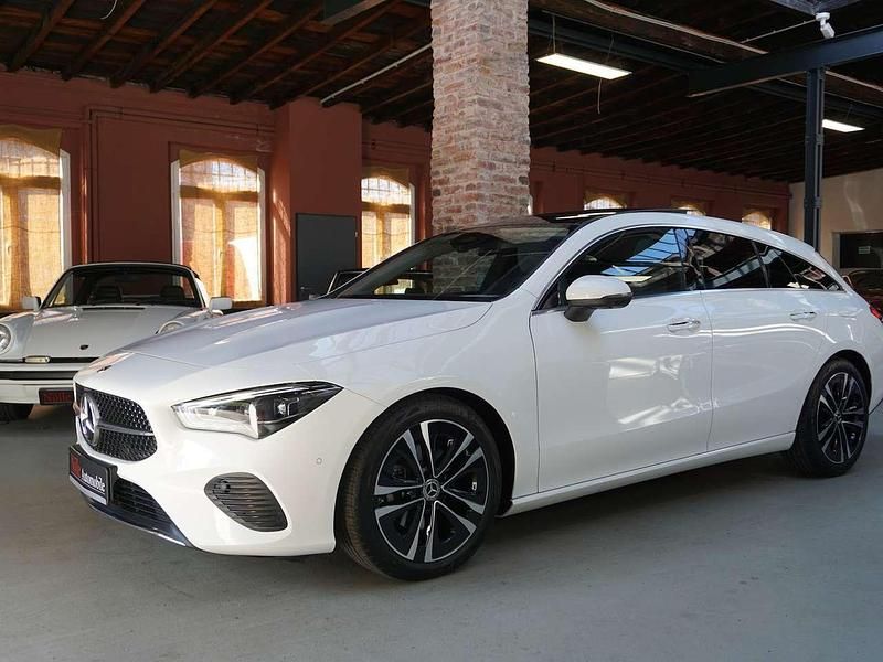 Weiß Gebraucht 2024 Mercedes CLA180 Edition Limousine | 29.800 € (Guter Preis) - Bild 1/4