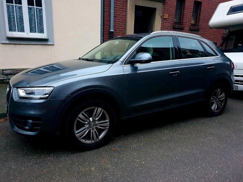 Grau Gebraucht 2012 Audi Q3 SUV | 12.000 € (Fairer Preis) - Bild 1/4