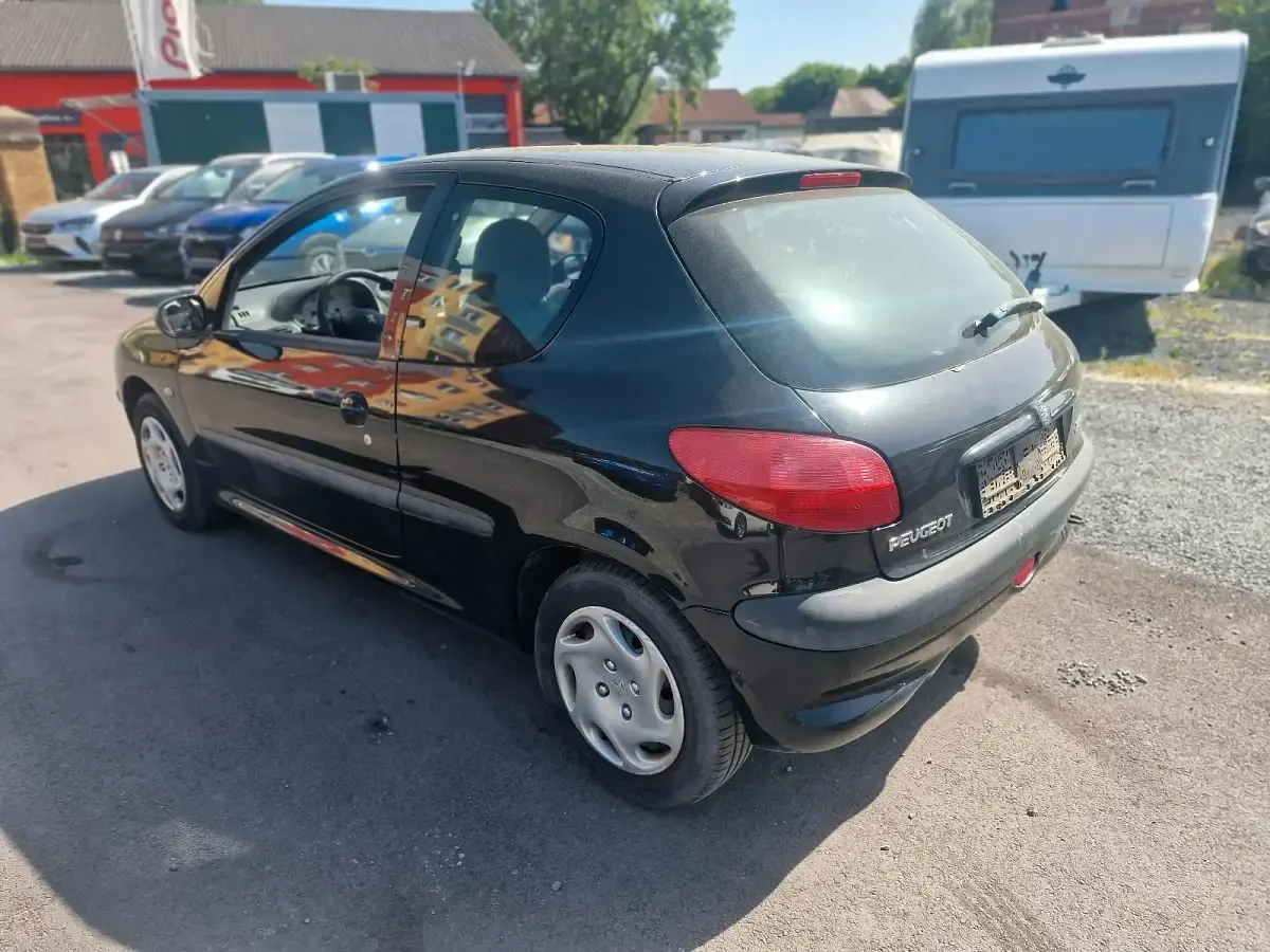 Używany Peugeot 206 75 KM (55 kW) 2001 Czarny Hatchback