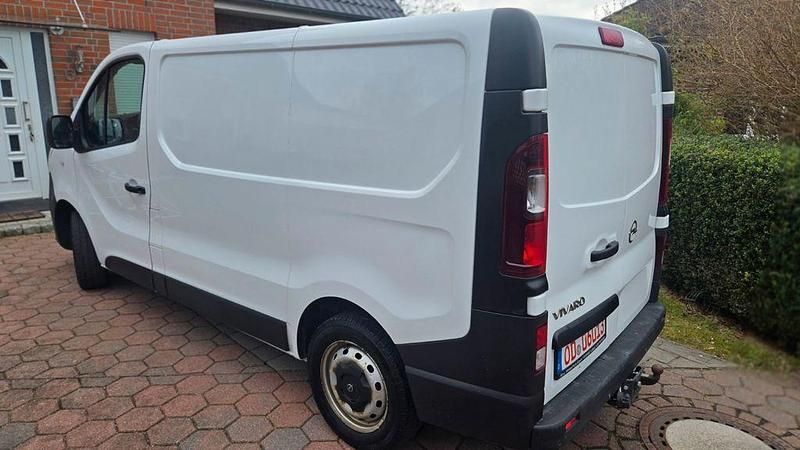 Gebraucht Opel Vivaro 121 PS (88 kW) 2018 Weiß Van / Kleinbus