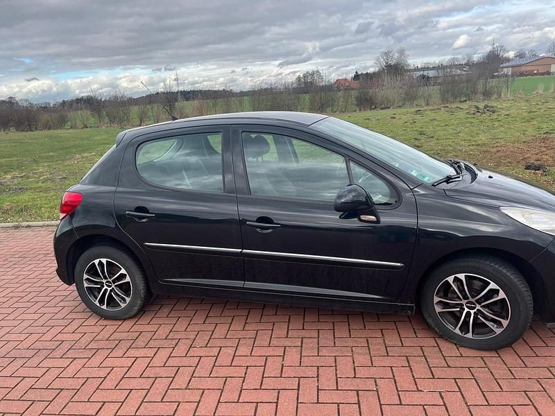 Gebraucht Peugeot 207 95 PS (69 kW) 2011 Schwarz Kleinwagen