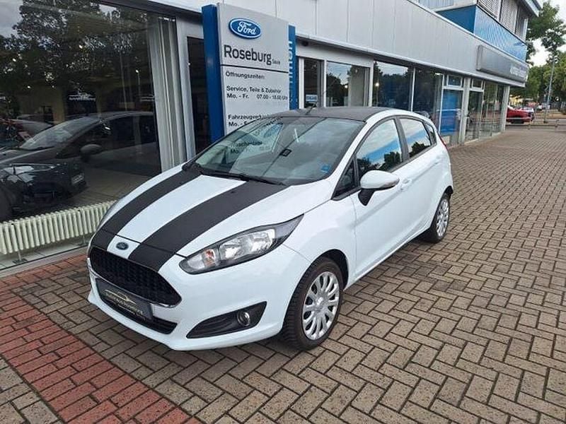Weiß Gebraucht 2017 Ford Fiesta Celebration Kleinwagen | 7.990 € (Fairer Preis) - Bild 1/4