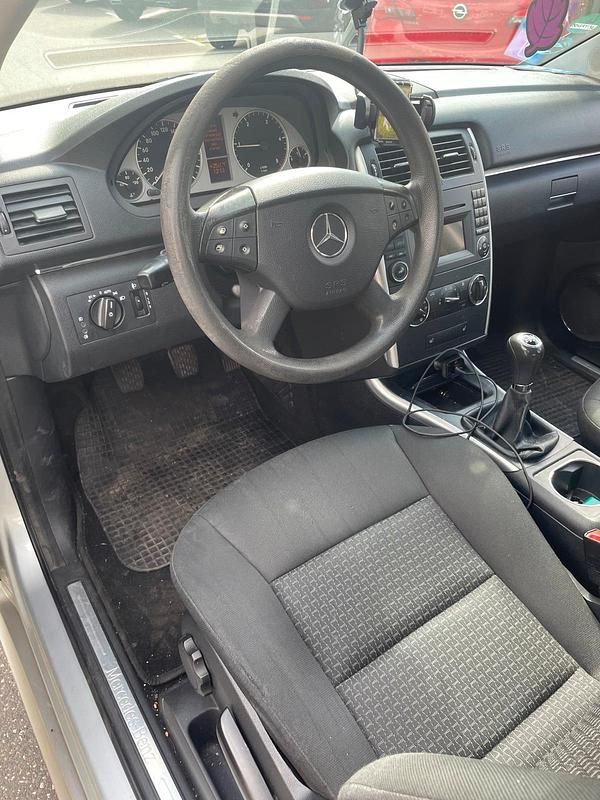 Silber Gebraucht 2010 Mercedes B180 Van / Kleinbus | 2.800 € (Fairer Preis) - Bild 1/4