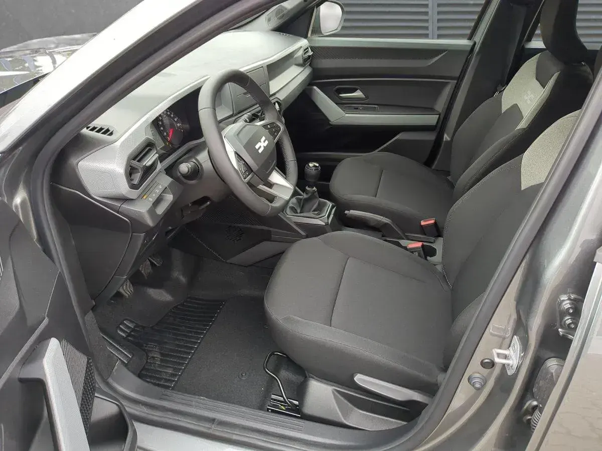 Neu Dacia Duster Essentiel 101 PS (74 kW) 2025 Dolomitgrau SUV