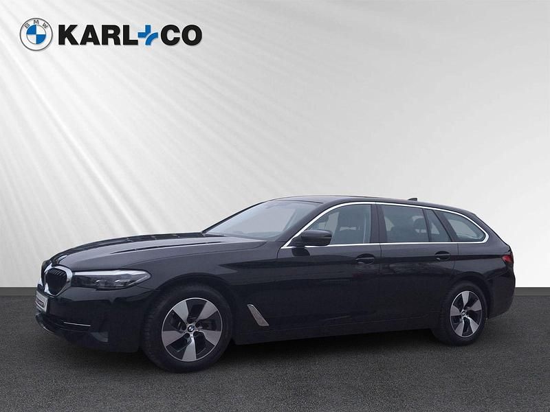 Schwarz Gebraucht 2021 BMW 520 Sport Line Kombi | 28.390 € (Superpreis) - Bild 1/4