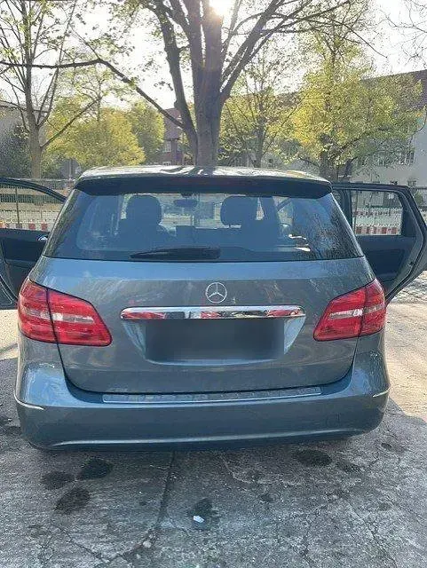 Gebraucht Mercedes B180 122 PS (89 kW) 2012 Blau Kleinwagen