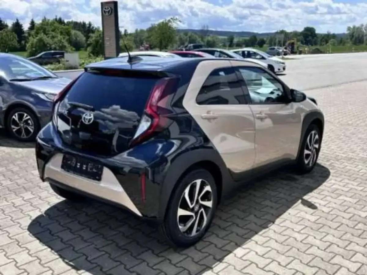 Neu Toyota Aygo X 72 PS (52 kW) 2026 Ginger beige / night sky bla SUV