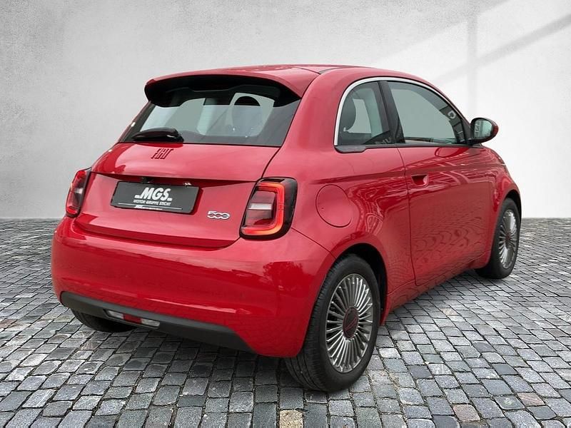 Gebraucht Fiat 500e Red 86 kW (118 PS) 2023 Colore esterno (red vr111/a) Limousine