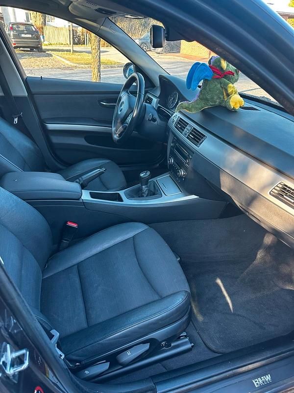 Gebraucht BMW 320 163 PS (119 kW) 2008 Grau Kombi