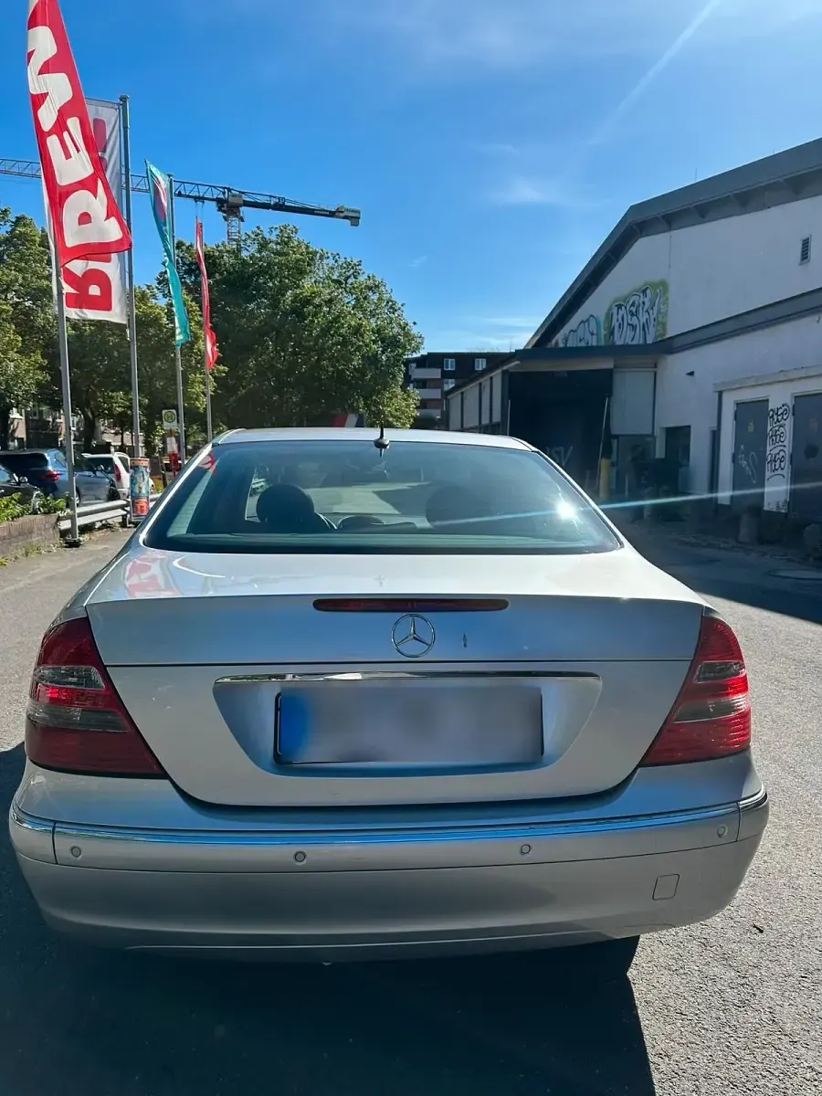 Gebraucht Mercedes E200 163 PS (119 kW) 2003 Silber Limousine