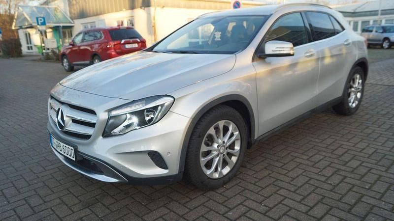 Polarsilber metalliclack Gebraucht 2014 Mercedes GLA200 SUV | 14.700 € (Guter Preis) - Bild 1/4