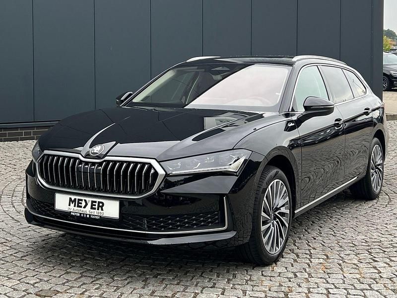 Neu Skoda Superb LAURIN & KLEMENT 193 PS (141 kW) 2025 Ebony schwarz metallic Kombi