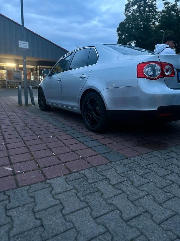 Grau Gebraucht 2010 VW Jetta Limousine | 5.650 € (Fairer Preis) - Bild 1/4