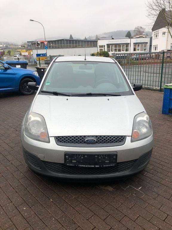 Gebraucht Ford Fiesta Ambiente 60 PS (44 kW) 2007 Silber Kleinwagen