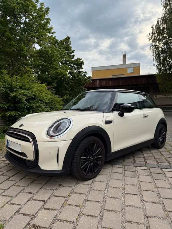 Weiß Gebraucht 2022 Mini Cooper Classic Kleinwagen | 18.800 € (Guter Preis) - Bild 1/4