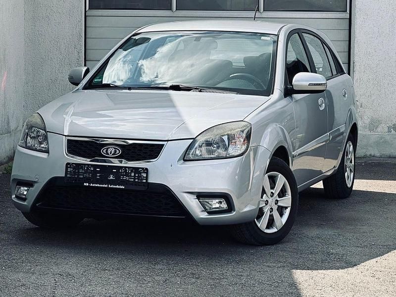 Silber Gebraucht 2010 Kia Rio 2 Limousine | 5.999 € (Teuer) - Bild 1/4