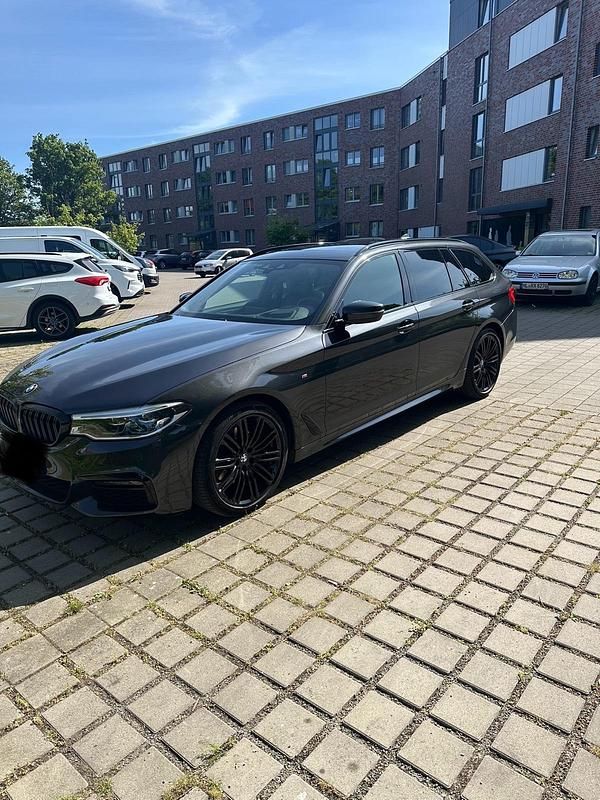 Schwarz Gebraucht 2019 BMW 520 M Sport Kombi | 24.500 € (Fairer Preis) - Bild 1/4