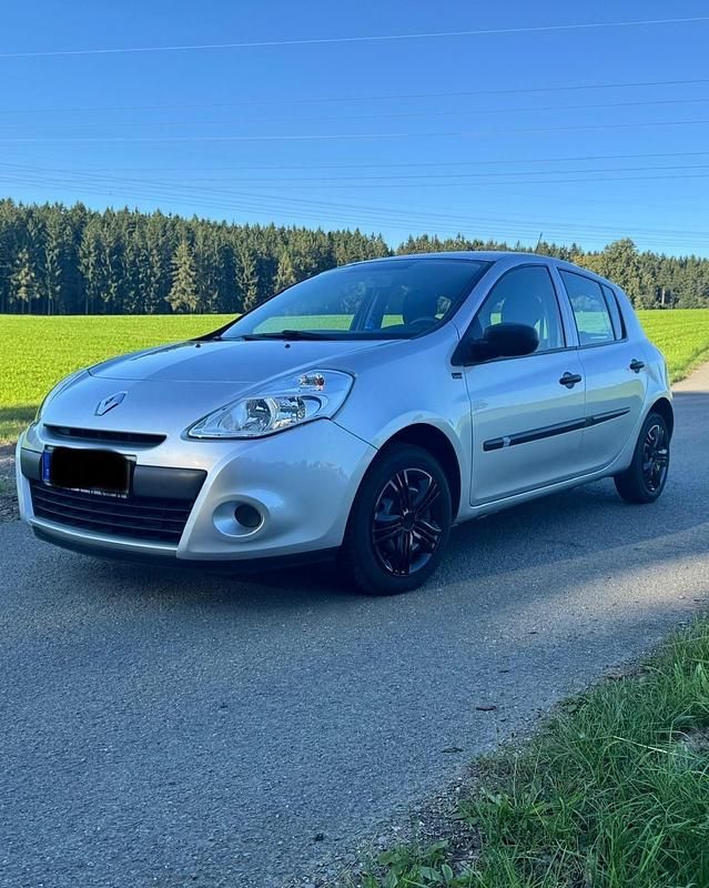 Silber Gebraucht 2012 Renault Clio III Kleinwagen | 5.499 € (Etwas zu teuer) - Bild 1/4