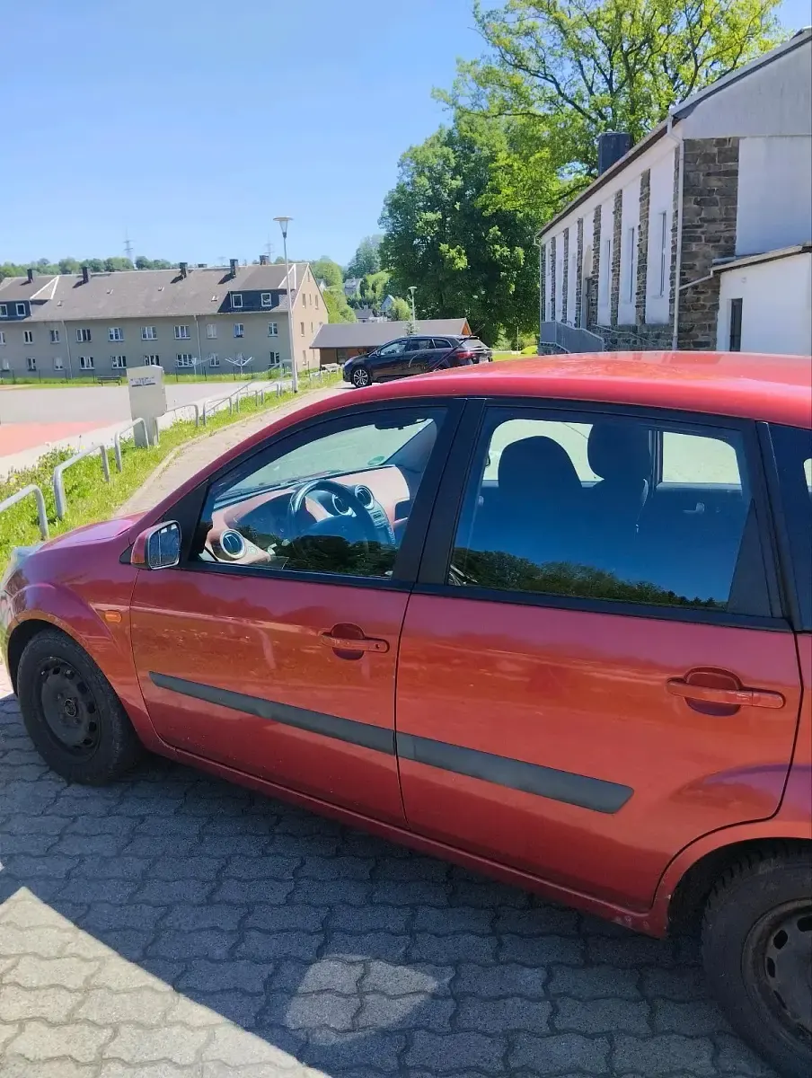 Gebraucht Ford Fiesta 90 PS (66 kW) 2008 Rot Kleinwagen