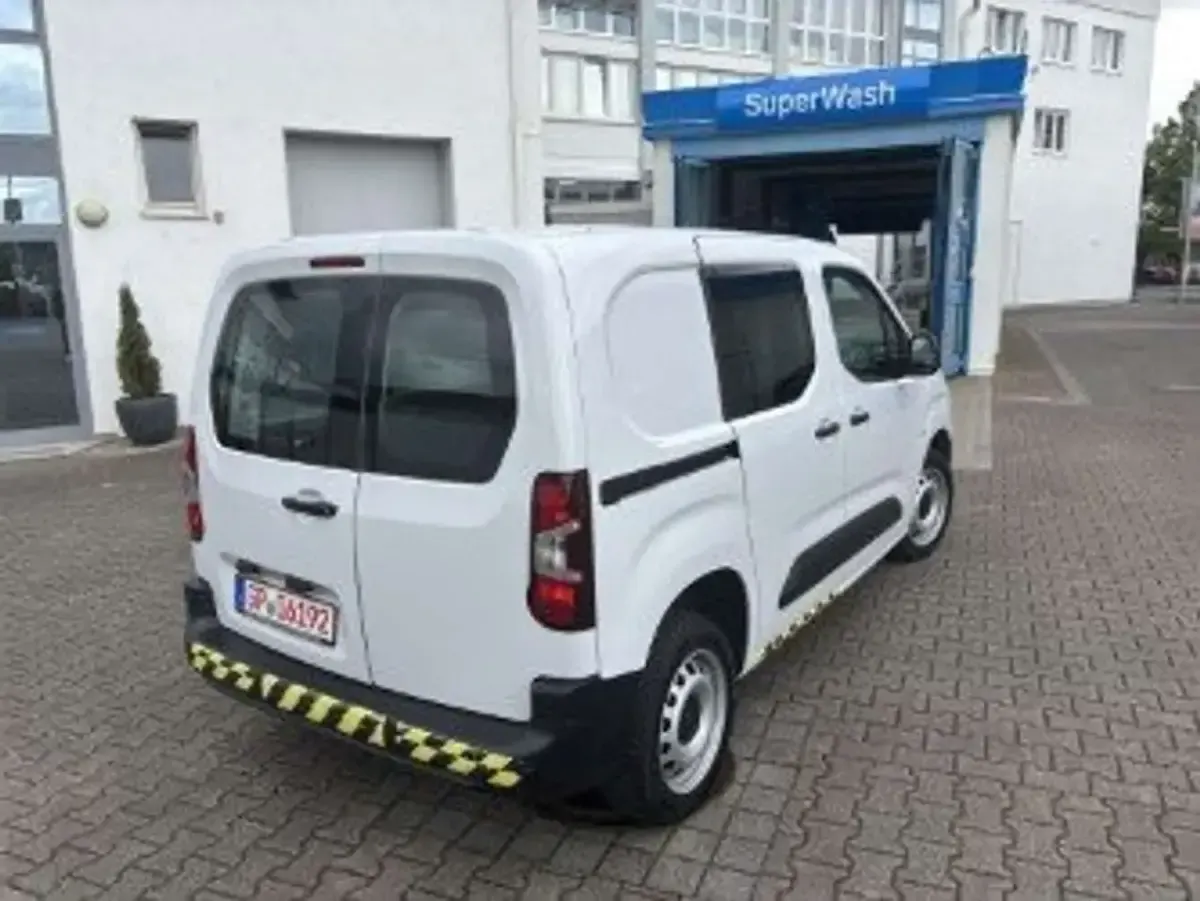 Gebraucht Peugeot Partner Premium 102 PS (75 kW) 2023 Lackierung weiss icy/typ Van / Kleinbus