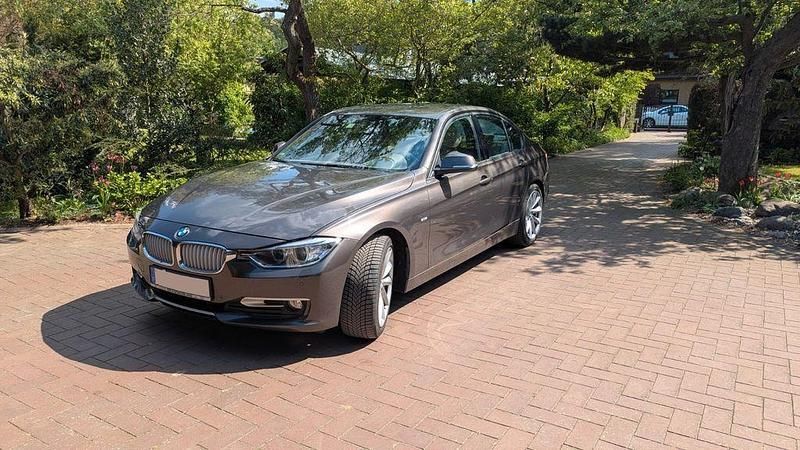 Braun Gebraucht 2012 BMW 320 Sport Line Limousine | 12.900 € (Fairer Preis) - Bild 1/4