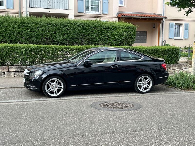 Schwarz Gebraucht 2011 Mercedes C220 AMG Coupé | 15.700 € (Fairer Preis) - Bild 1/4