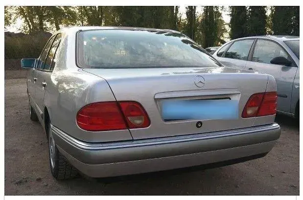 Gebraucht Mercedes E200 Elegance 136 PS (100 kW) 1997 Silber Limousine