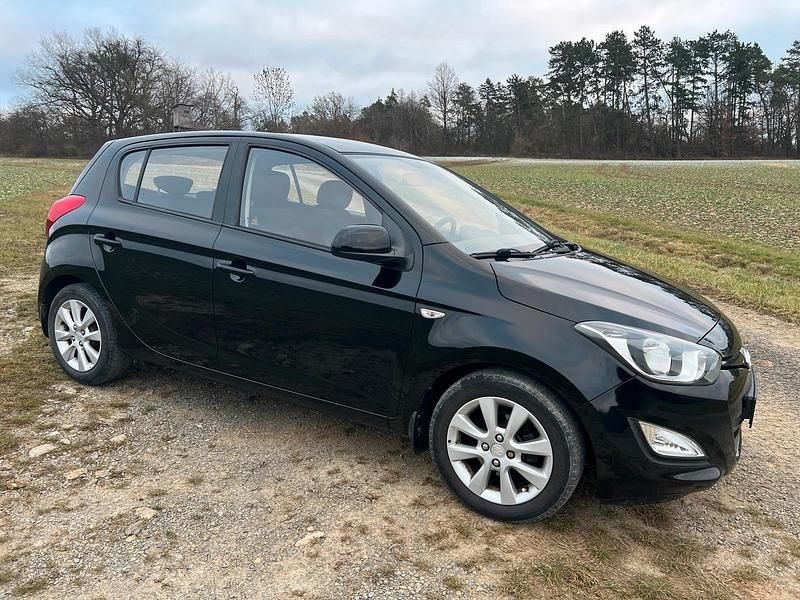 Gebraucht Hyundai i20 85 PS (62 kW) 2014 Schwarz Kleinwagen