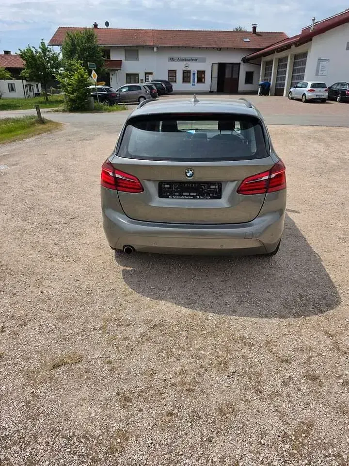 Gebraucht BMW 218 150 PS (110 kW) 2017 Platinsilber Van / Kleinbus