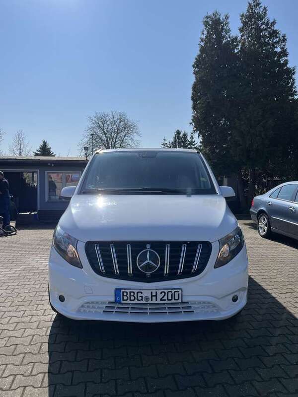 Weiß Gebraucht 2015 Mercedes Vito Van / Kleinbus | 28.000 € - Bild 1/4