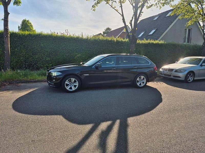 Schwarz Gebraucht 2015 BMW 520 Sport Line Kombi | 7.590 € (Guter Preis) - Bild 1/4