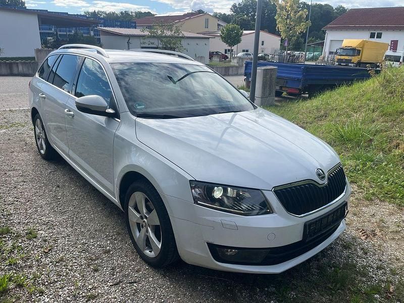 Weiß Gebraucht 2016 Skoda Octavia Style Kombi | 7.300 € (Fairer Preis) - Bild 1/4