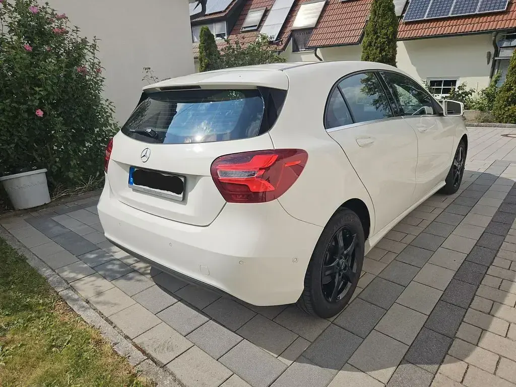 Gebraucht Mercedes A180 Urban 122 PS (89 kW) 2017 Weiß Kleinwagen