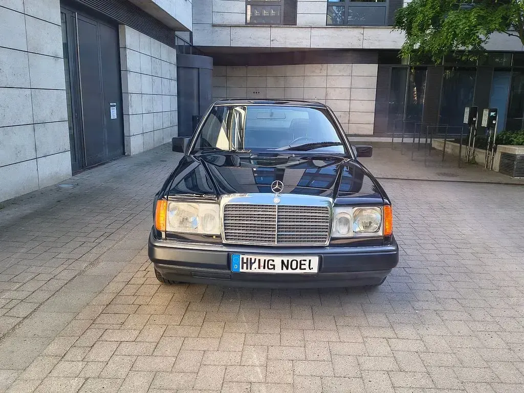 Gebraucht Mercedes 230 132 PS (97 kW) 1990 Schwarz Limousine