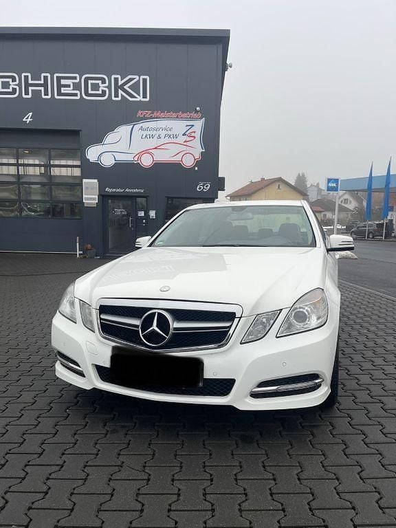 Weiß Gebraucht 2012 Mercedes E200 Avantgarde Limousine | 9.900 € (Guter Preis) - Bild 1/4