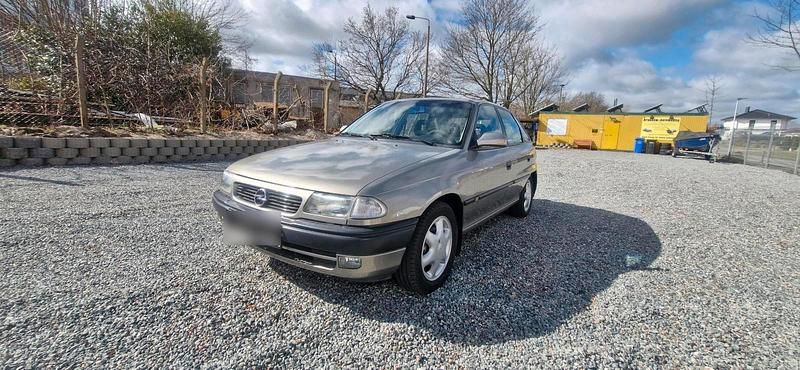Gebraucht Opel Astra 101 PS (74 kW) 1996 Grau Limousine