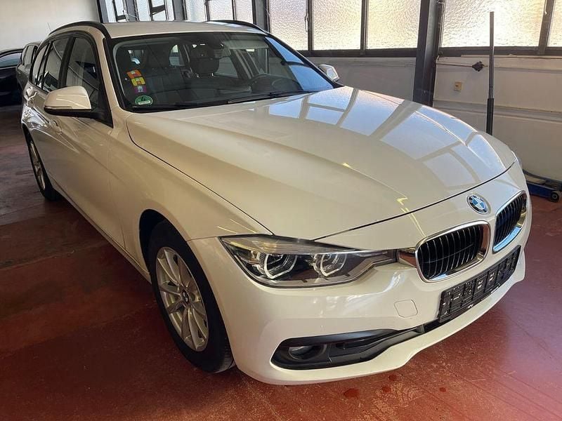 Weiß Gebraucht 2016 BMW 318 Advantage Kombi | 12.500 € (Fairer Preis) - Bild 1/4