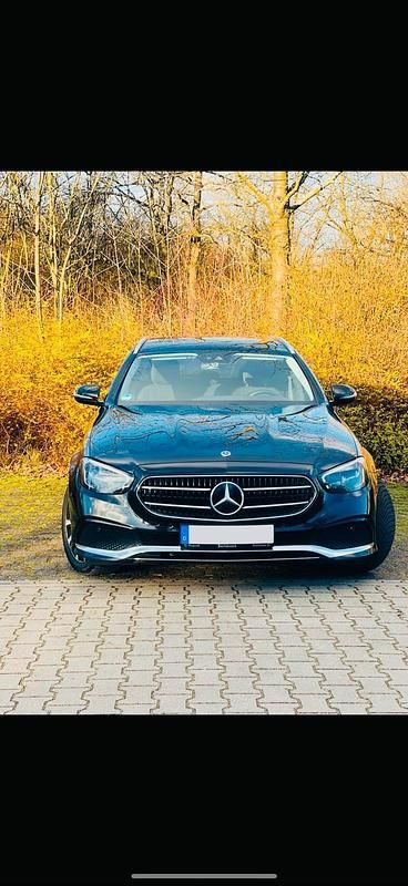 Schwarz Gebraucht 2021 Mercedes 300 Avantgarde Kombi | 24.950 € - Bild 1/4