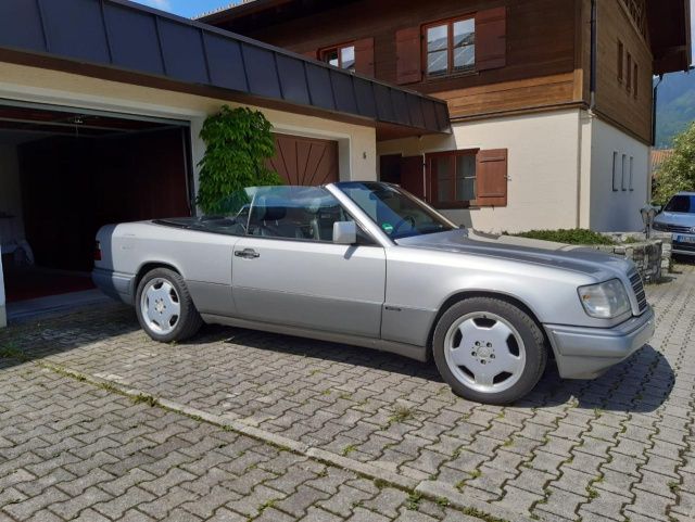 Używany Mercedes E220 150 KM (110 kW) 1997 Srebrny Kabriolet