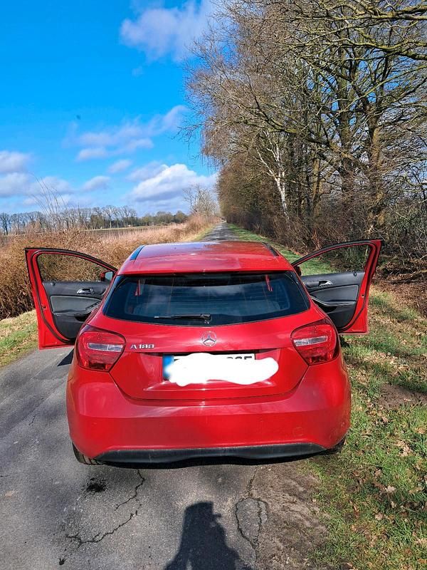 Gebraucht Mercedes A180 122 PS (89 kW) 2013 Rot Limousine