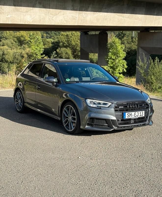 Grau Gebraucht 2020 Audi A3 Sportback S-Line Kleinwagen | 20.990 € (Guter Preis) - Bild 1/4