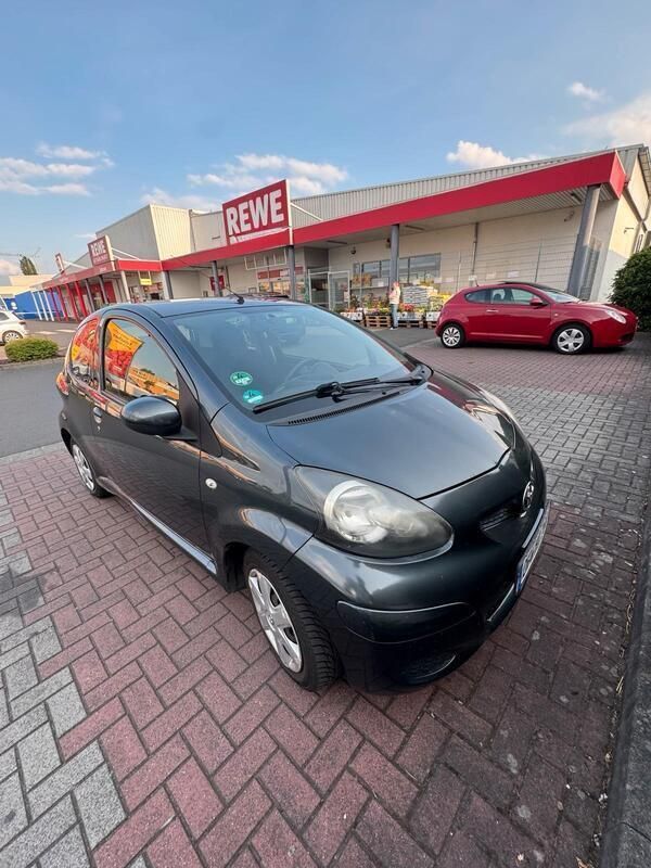 Grau Gebraucht 2011 Toyota Aygo Kleinwagen | 1.500 € (Guter Preis) - Bild 1/4