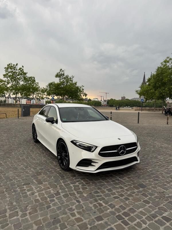 Weiß Gebraucht 2020 Mercedes A180 AMG line Limousine | 25.000 € (Etwas zu teuer) - Bild 1/4