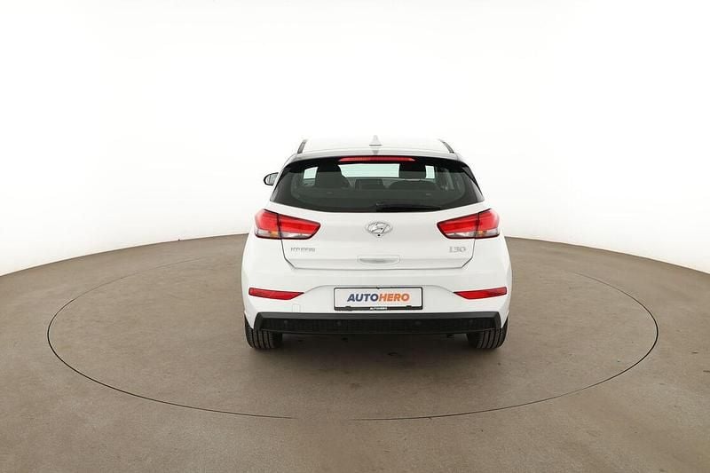 Gebraucht Hyundai i30 Select 120 PS (88 kW) 2022 Weiß Limousine