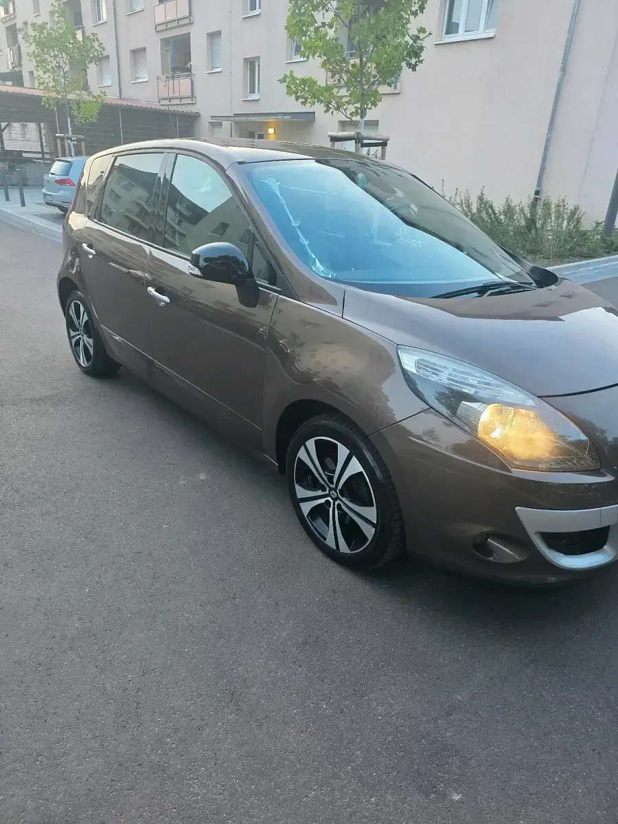Gebraucht Renault Grand Scénic III 140 PS (102 kW) 2011 Braun Van / Kleinbus