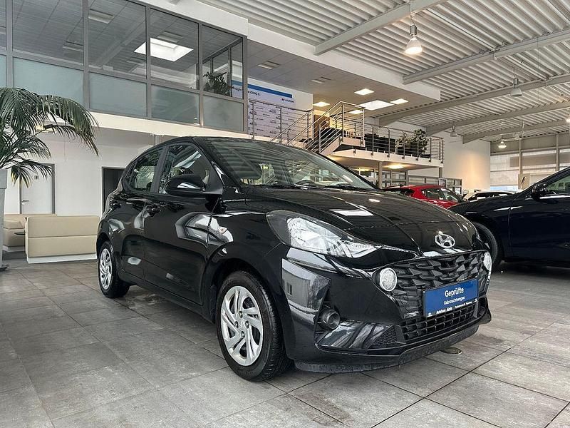 Gebraucht Hyundai i10 Select 67 PS (49 kW) 2022 Schwarz Kleinwagen
