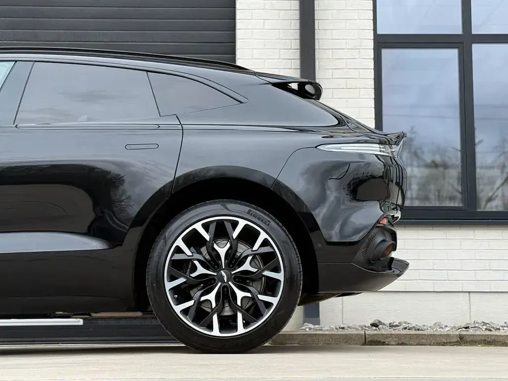 Gebraucht Aston Martin DBX 551 PS (405 kW) 2022 Schwarz SUV
