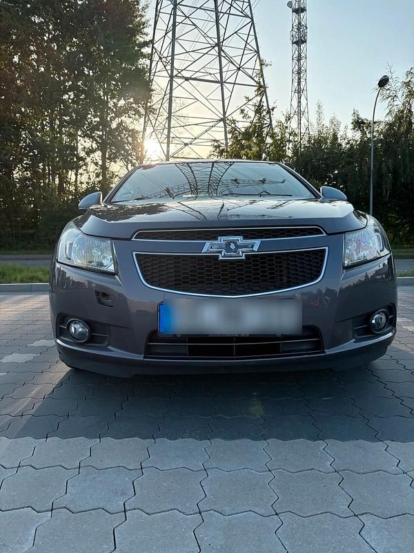 Braun Gebraucht 2011 Chevrolet Cruze LS Limousine | 3.490 € (Guter Preis) - Bild 1/4