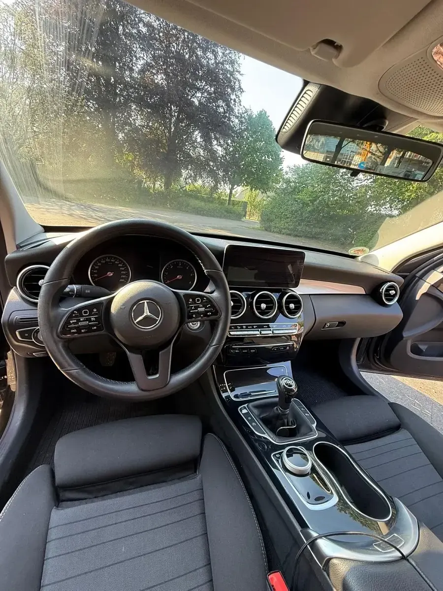 Gebraucht Mercedes 180 122 PS (89 kW) 2021 Schwarz Limousine